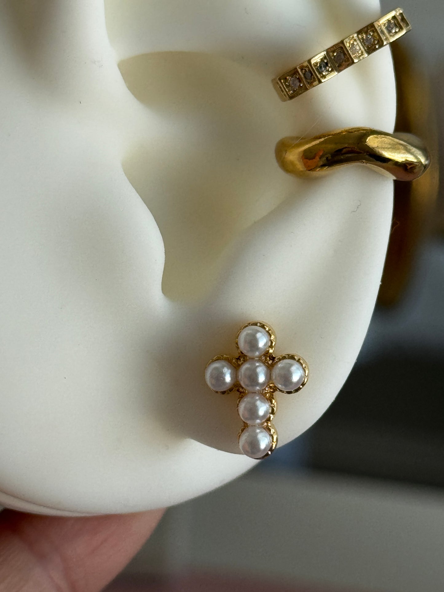 Cruz Perlada Studs